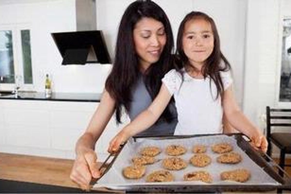Aktivitas memasak tergolong sarat komunikasi, sehingga memungkinkan terjalinnya kehangatan antara ibu dan anak.