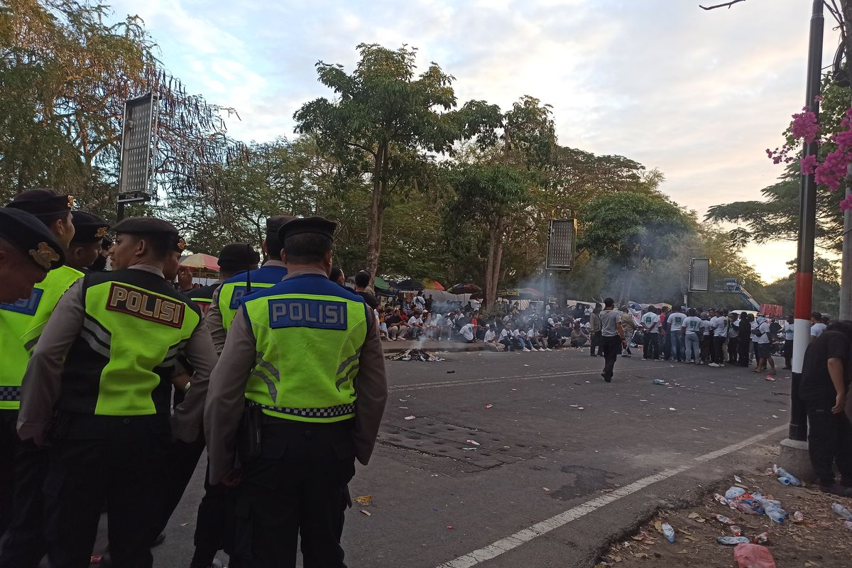 Ratusan orang melakukan aksi unjuk rasa terkait penolakan muktamar Partai Kebangkitan Bangsa (PKB) ke- 6 di Jalan Pratama Raya, Nusa Dua, Kecamatan Kita Selatan, Kabupaten Badung, Bali, pada Sabtu (24/8/2024). 