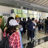 Mengularnya Antrean Penumpang di Stasiun Sudirman Menuju LRT Dukuh Atas 