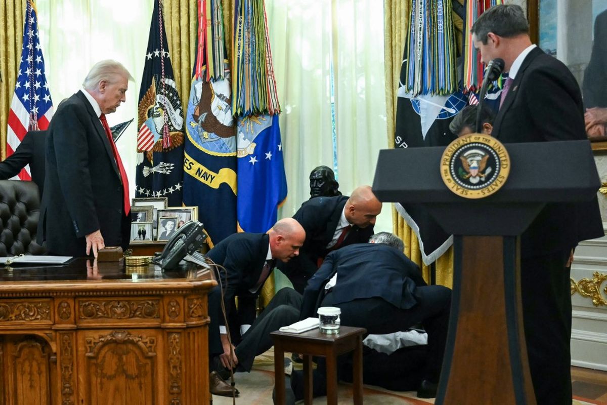 Presiden AS Donald Trump berdiri setelah seorang pria pingsan saat pengumuman tentang obat penurun berat badan di Ruang Oval Gedung Putih di Washington, DC, Rabu (6/11/2026). Trump mengumumkan kesepakatan pada hari Kamis dengan perusahaan farmasi raksasa Eli Lilly dan Novo Nordisk untuk menurunkan harga beberapa obat penurun berat badan populer.