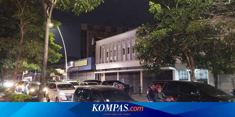Cikini nightclub visitors carelessly park on the shoulder of the road causing traffic jams