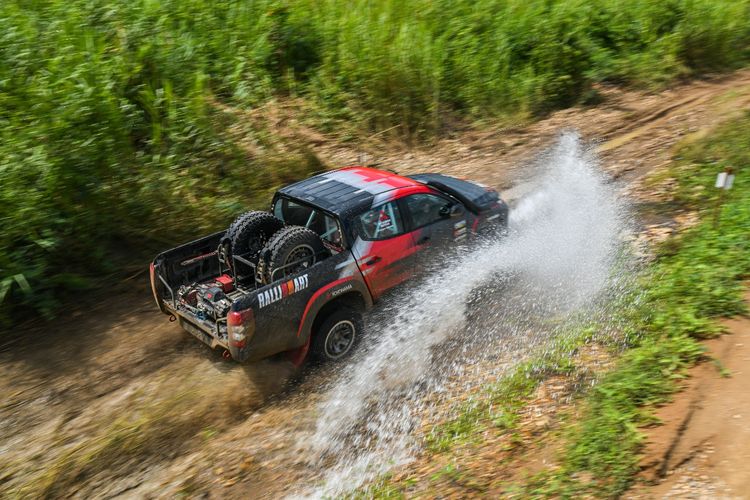 Mitsubishi Triton yang digunakan pada Asia Cross Country Rally (AXCR) 2022 di Buriram, Thailand