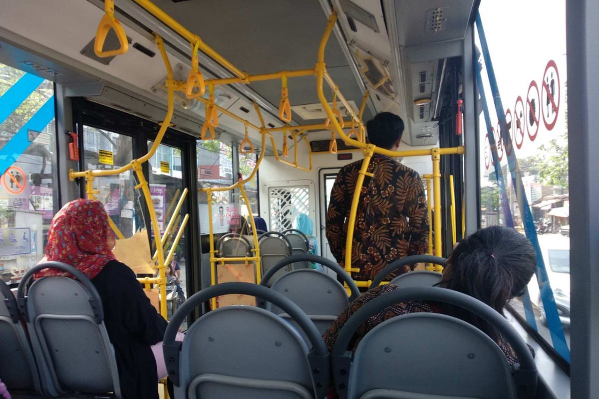 Penumpang di bus Transjakarta 13E Ciledug-Kuningan, Kamis (28/6/2018). 