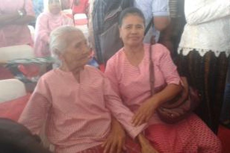 Oma Yohana Souhua mendapat penghargaan dari pemerintah Kota Ambon sebagai manusia tertua di Kota itu. usianya kini mencapai 102 tahun 11 bulan
