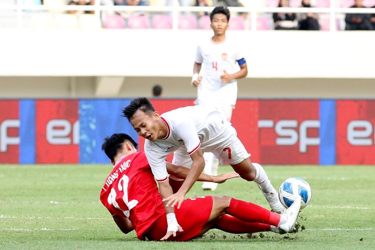 Pemain Timnas U16 Indonesia Muhammad Zahaby Gholy berduel dengan pemain Vietnam saat laga perebutan tempat ketiga Piala AFF U16 2024 yang berakhir dengan skor 5-0 di Stadion Manahan Solo, Rabu (3/7/2024) sore.