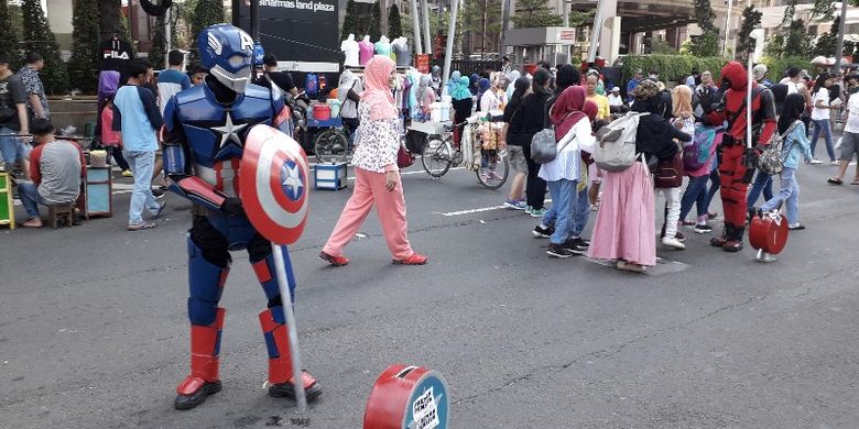 Seniman jalanan berkostum di car free day Jalan MH Thamrin, Jakarta Pusat pada Minggu (6/1/2019).