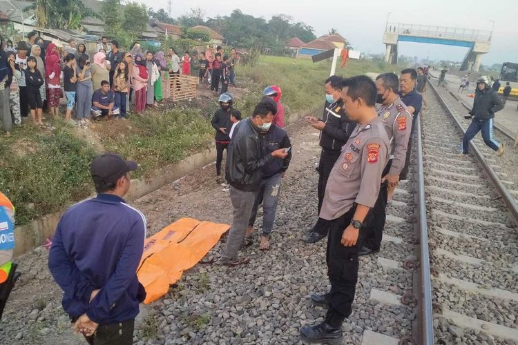 Seorang Ayah dan Anak menabrakkan diri ke kereta Jurusan Surabaya-Bandung yang melintas di lintasan Kampung Ciherang, Kecamatan Rancaekek, Kamis (11/8/2022)