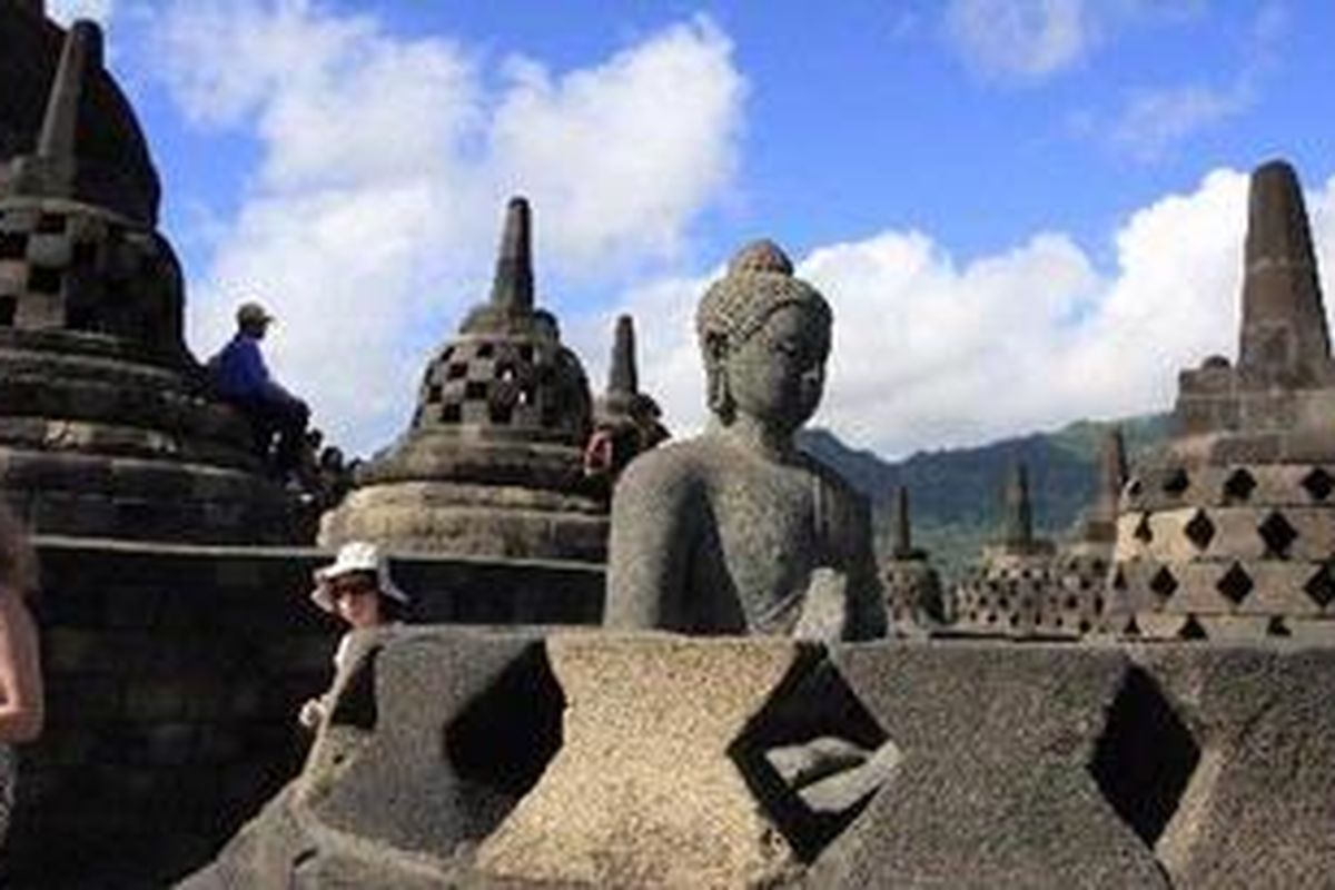 Wisatawan asing berada di dekat stupa sekitar puncak Candi Borobudur di Magelang, Jawa Tengah, Selasa (25/5/2010). Candi Borobudur dibangun sekitar abad VIII pada masa wangsa Syailendra berkuasa. Tahun 1991 Candi Borobudur ditetapkan sebagai Warisan Dunia oleh UNESCO.