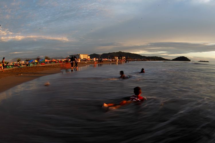 Suasana senja di Pantai Padang, Padang, Sumatera Barat,  Jumat (17/2/2012). Potensi gempa berkekuatan besar berikut tsunami mengancam ribuan penduduk yang tinggal di kawasan merah yang berada di pesisir Kota Padang. 