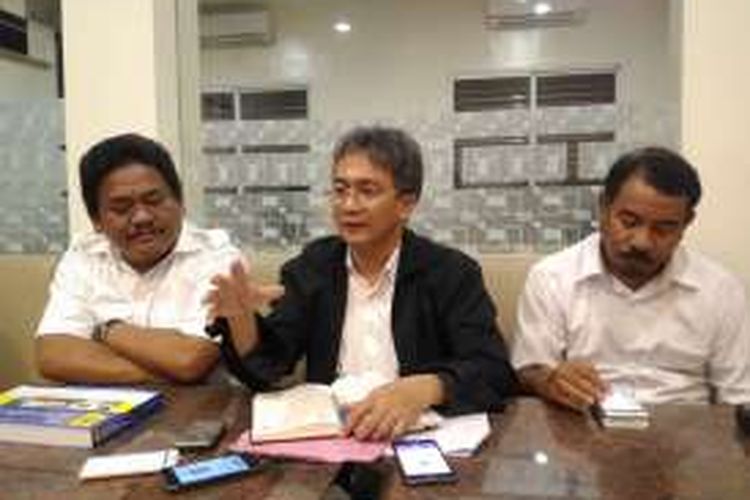 General Manager PLN Wilayah Maluku-Maluku Utara, Indradi Setiawan (tengah) saat menjelaskan kondisi kelistrikan di Maluku kepada wartawan di Ambon, Jumat (3/6/2016)
