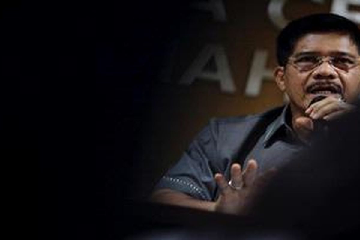 Ketua Mahkamah Agung, Hatta Ali menjawab pertanyaan wartawan di Gedung MA, Jakarta, Rabu (23/5/2012). Ia juga menanggapi seputar grasi Presiden Susilo Bambang Yudhoyono kepada terpidana narkotika, Schapelle Corby dari 20 tahun penjara menjadi 15 tahun penjara. 