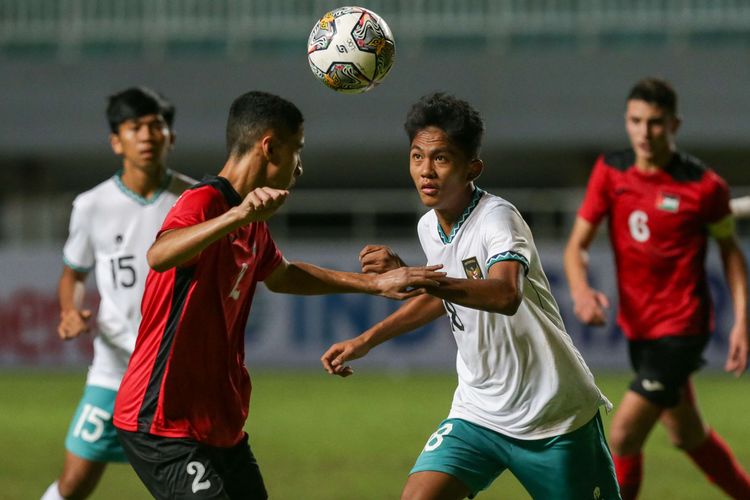 Pemain timnas U17 Indonesia Jehan Pahlevi berusaha menguasi bola saat bertanding melawan timnas U17 Palestina Ibrahim Alfuqaha pada laga Kualifikasi Piala Asia U17 2023 di Stadion Pakansari, Kabupaten Bogor, Jumat (7/10/2022). Indonesia menang dengan skor 2-0.