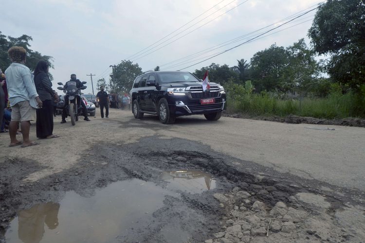 Mobil dinas Presiden Joko Widodo melintas di jalan rusak di Kampung Rama Nirwana, Seputih Raman, Lampung Tengah, Lampung, Jumat (5/5/2023). Presiden Jokowi mengucurkan dana Rp 800 miliar untuk memperbaiki jalan rusak di Provinsi Lampung.