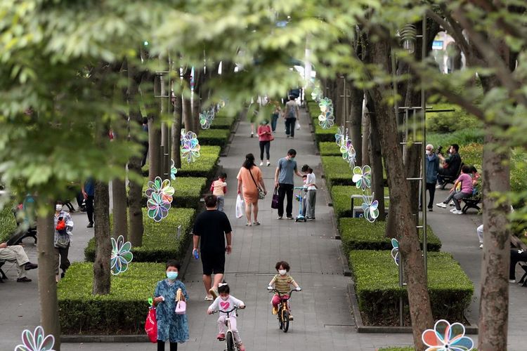 Warga mengunjungi taman di kawasan Xujiahui Shanghai, China, 1 Juni 2022.