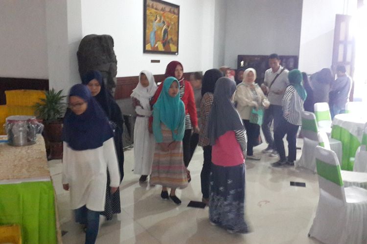 Sejumlah siswa dan orang tuanya protes ke DPRD Kota Malang karena ditolak masuk SMPN karena sistem zonasi tidak akurat, Kamis (23/5/2019)