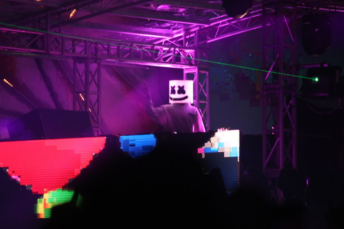 Aksi Marshmello membuat penonton larut dalam kemeriahan saat acara Djakarta Warehouse Project 2017 di JI Expo, Kemayoran, Jakarta, Jumat (15/12/2017). Pertunjukan yang berlangsung selama dua hari ini dimeriahkan oleh aksi panggung lainnya antara lain Rich Chigga, Steve Aoki, David Gravel, Hardwell dan lain-lain.