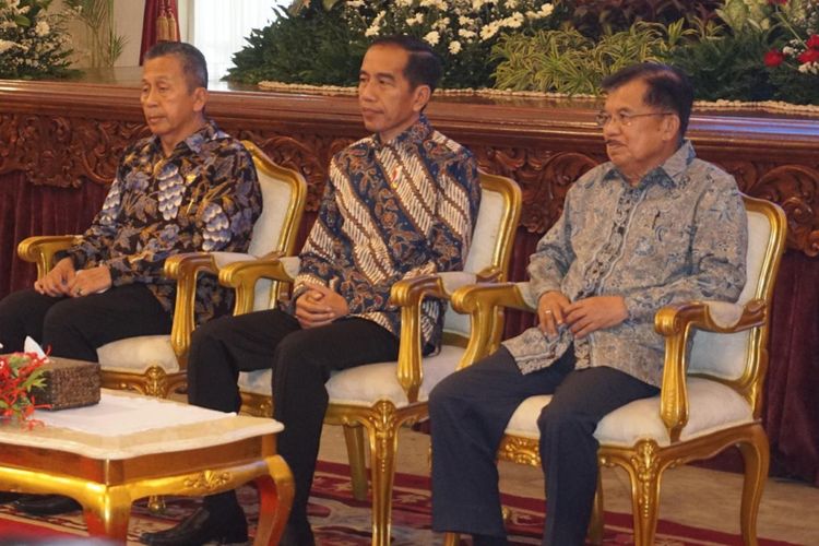 Presiden Joko Widodo diapit Wakil Presiden Jusuf Kalla dan Ketua BPK Moemahadi Soerja Djanegara saat penyerahan laporan hasil pemeriksaan atas laporan keuangan pemerintah pusat tahun 2017 di Istana Negara, Senin (4/6/2018).
