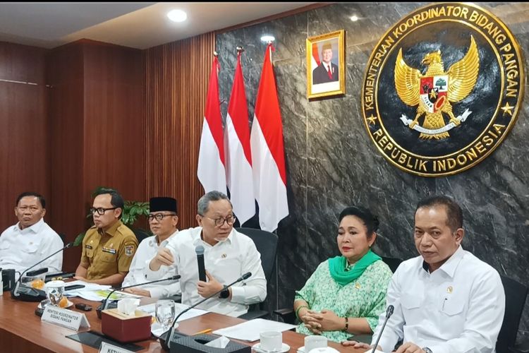 Momen saat Menko Bidang Pangan Zulkifli Hasan mengadukan soal sikap kementerian dan lembaga kepada Titiek Soeharto saat rapat bersama di Kantor Kemenko Bidang Pangan, Jakarta, Senin (29/9/2029). Dalam rapat itu Zulkifli menegur kementerian dan lembaga yang ingin agar semua persoalan Kopdes Merah Putih diselesaikan oleh Presiden Prabowo Subianto.