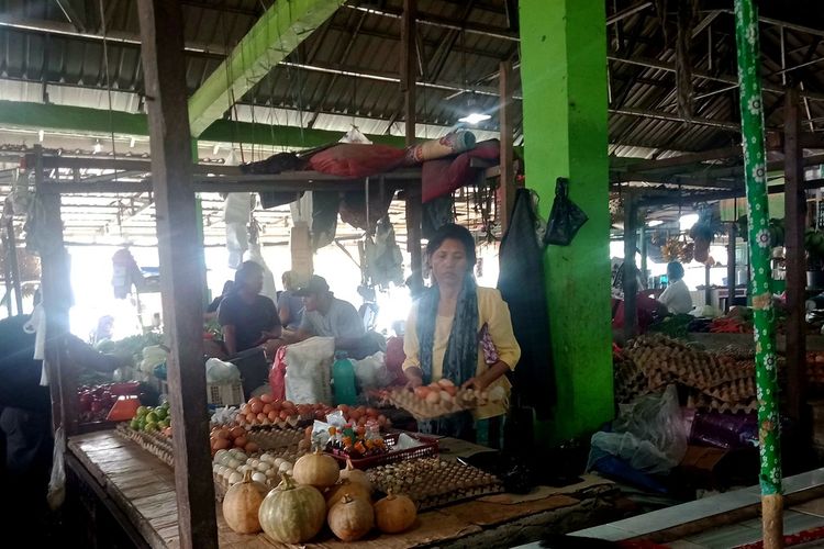 Seorang pedagang telur di pasar tradisional Simpangselayang, Kota Medan. Kenaikan harga membuat beberapa emak-emak mengeluh, Sabtu (27/8/2022)