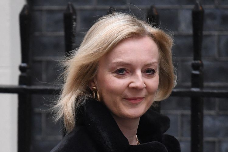 Menteri Luar Negeri Inggris Liz Truss saat tiba untuk pertemuan kabinet di Downing Street No 10, London, 25 Januari 2022. Kini Liz Truss resmi terpilih menjadi PM Inggris menggantikan Boris Johnson.