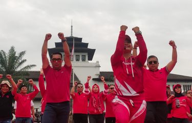 Ridwan Kamil dan Iwan Bule Berbaju Merah, Ikuti Senam Sicita PDI-P ...