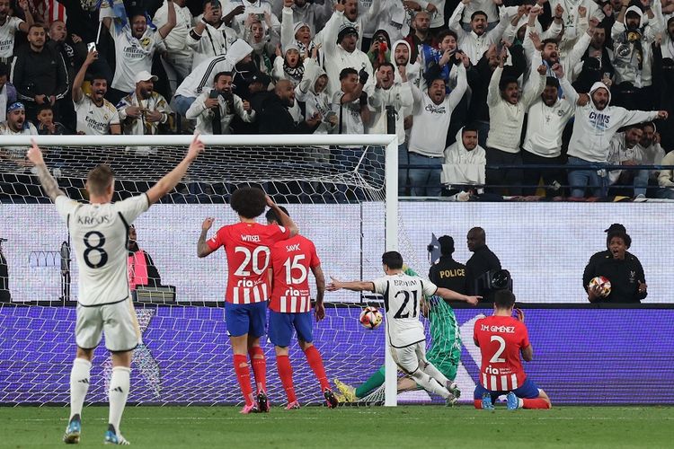 Penyerang Real Madrid Brahim Diaz (21) dan gelandang Toni Kroos (8) merayakan gol keempat tim pada pertandingan semifinal Piala Super Spanyol antara Real Madrid dan Atletico Madrid di Stadion Al-Awwal Park di Riyadh pada 10 Januari 2024.