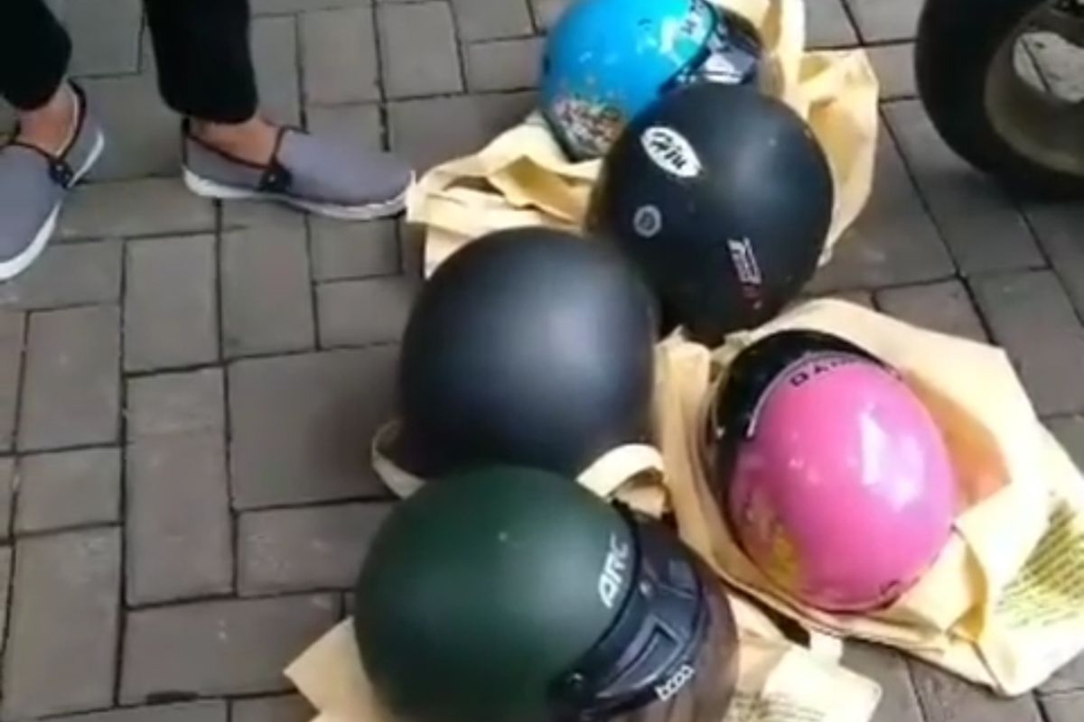 A video of helmet theft by foreign nationals went viral on social media.