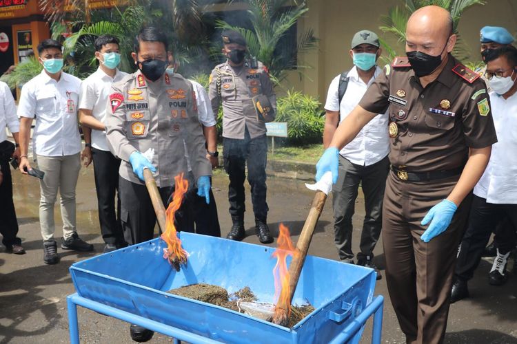 Kapolda Bali Irjen I Putu Jayan Danu Putra saat memusnahkan barang bukti narkoba di Polda Bali, Rabu (17/11/2021).