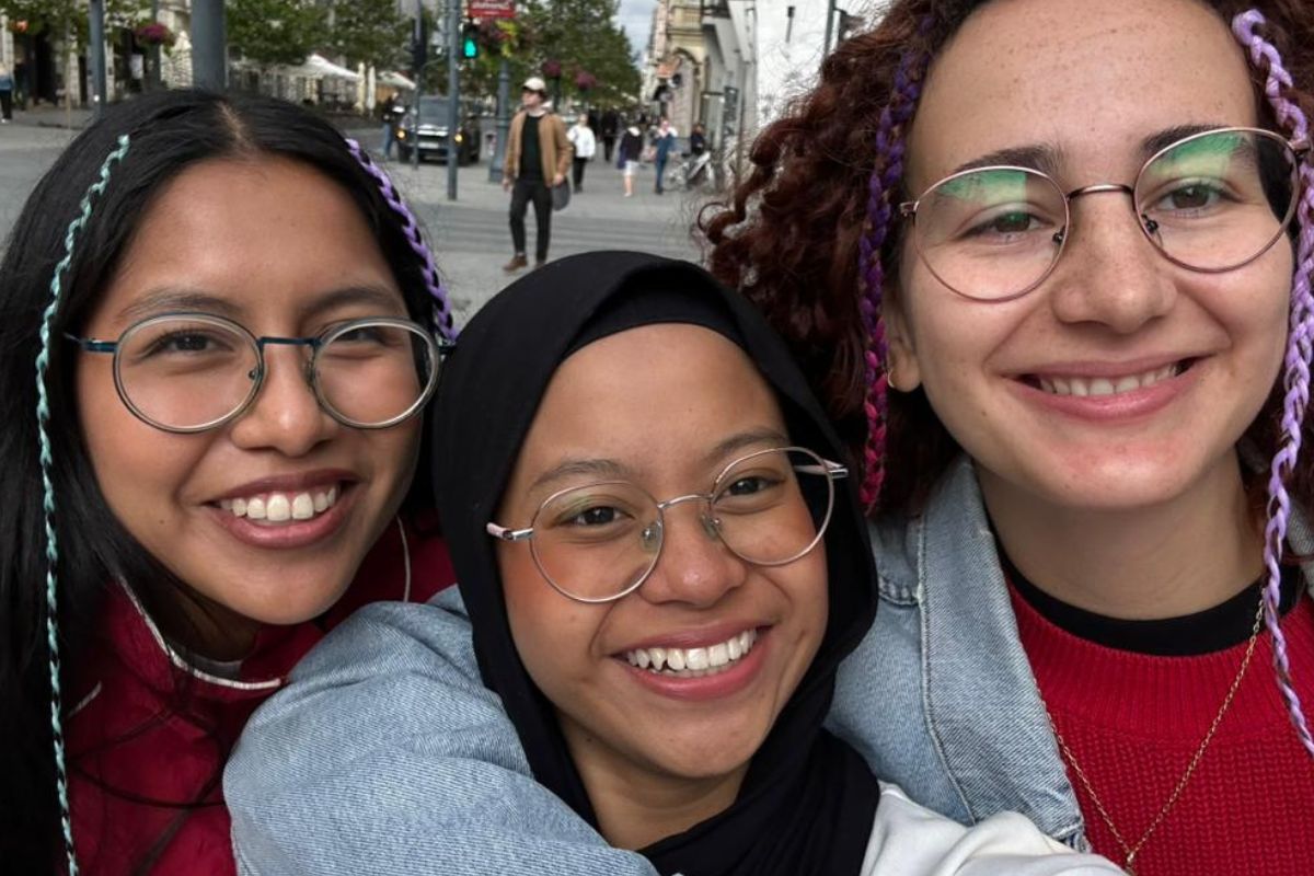 Afifah Kamilah (tengah) bersama dua relawan dari negara lain yang ia temui selama program Global Volunteer di Polandia.