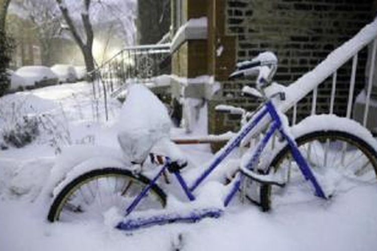 Salju menutup sejumlah sepeda di sepanjang Leavitt Street di Wicker Park, Chicago, Kamis (2/1/2014).