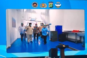 Prabowo Tiba di SPPG Palmerah Polri, Pakai APD dan Masker Saat Masuk Dapur