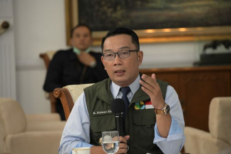 Gubernur Jawa Barat Ridwan Kamil saat memimpin video conference Rapat Persiapan Pelaksanaan Tes Covid-19, di Gedung Pakuan, Kota Bandung, Senin (23/3/2020).