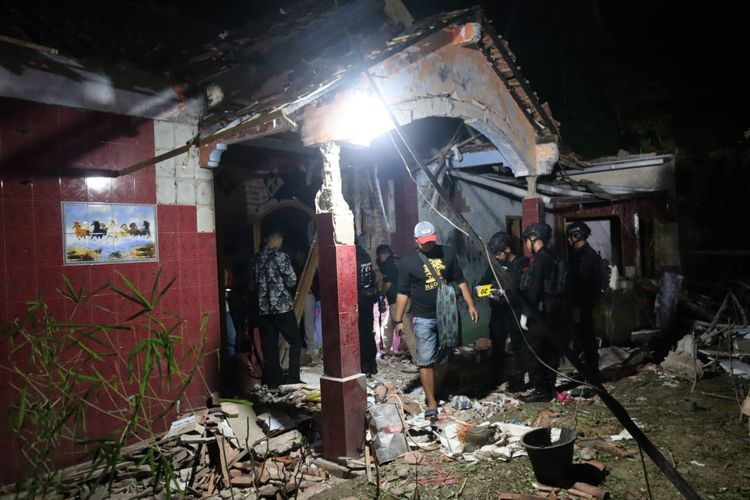 Polisi melakukan olah TKP di lokasi ledakan petasan di Desa Bulurejo, Kecamatan Ayah, Kabupaten Kebumen, Jawa Tengah, Senin (10/4/2023) malam.