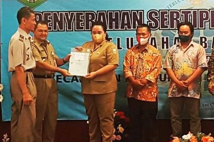 Bupati Semarang Ngesti Nugraha menerima sertifikat aset Pemkab Semarang