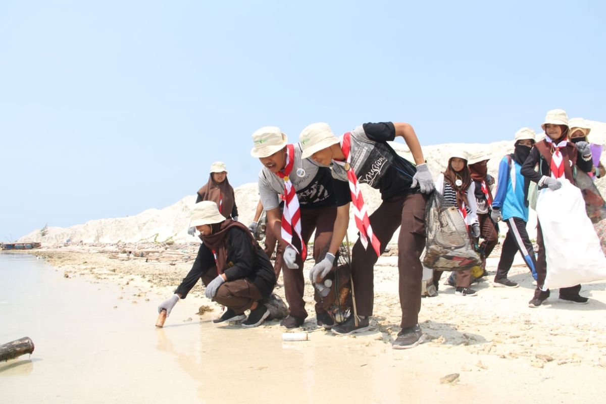 Relawan Dompet Dhuafa menggelar aksi bersih-bersih pantai dari sampah di kawasan Kelupauan Seribu, Jakarta, untuk memeringati World Clean Up Day