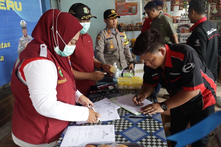 Polres Sumenep, Jawa Timur, menggelar tes urine kepada sejumlah sopir bus antar kota di Terminal Arya Wiraraja Sumenep, Jumat (14/7/2023). 