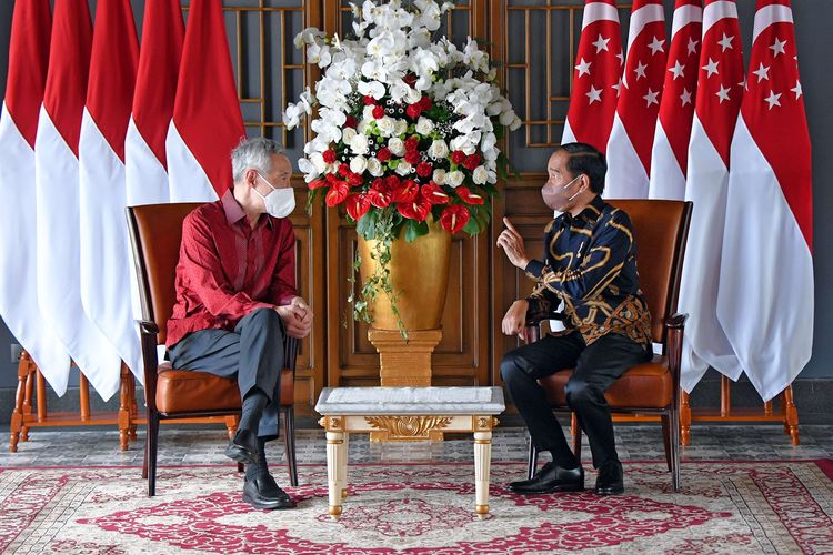 Presiden Joko Widodo (kanan) berbincang dengan Perdana Menteri Singapura Lee Hsien Loong di The Sanchaya Resort Bintan, Kabupaten Bintan, Kepulauan Riau, Selasa (25/1/2022). Pertemuan tersebut membahas upaya penguatan kerja sama bilateral yang mana pada tahun ini merupakan tahun peringatan 55 tahun hubungan diplomatik Indonesia-Singapura.