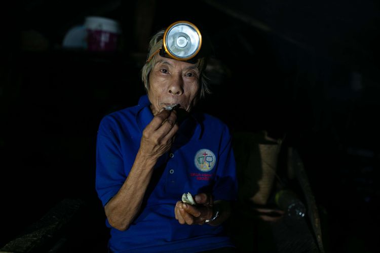 Akim Ajong menyantap ubi di hunian sementara Suku Punan Batu di tepi Sungai Sajau, Kecamatan Tanjung Palas Timur, Kabupaten Bulungan, Kalimantan Utara, Selasa (30/5/2023). Suku Punan Batu menjadi suku terakhir di Kalimantan yang masih berburu dan meramu serta hidup berpindah-pindah tempat tinggal. Pemerintah Kabupaten Bulungan memberikan surat keputusan pengakuan Suku Punan Batu sebagai Masyarakat Hukum Adat.