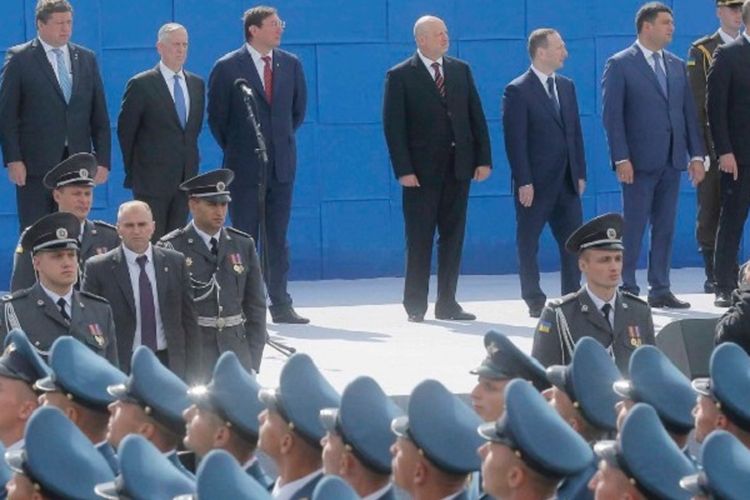 Menteri Pertahanan AS, James Mattis (berdiri ketiga dari kiri), dan para petinggi Ukraina, memantau parade militer dalam rangkap perinatan Hari Kemerdekaan Ukraina di Kiev, Kamis (24/8/2017).