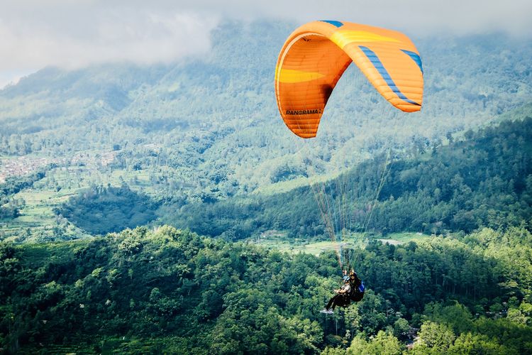 Bukit Banyak atau Gunung Banyak di Kota Batu adalah titik terbaik. Destinasi ini menawarkan pemandangan spektakuler city light Kota Malang dan Batu dari ketinggian