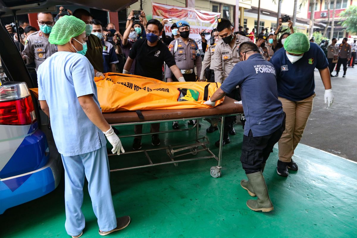 Jenazah narapidana (napi) korban kebakaran di Lembaga Pemasyarakatan (Lapas) Kelas I Tangerang dibawa ke RS Polri Kramat Jati, Jakarta, Rabu (8/9/2021). Sebanyak 41 rang narapidana tewas dalam kejadian ini.