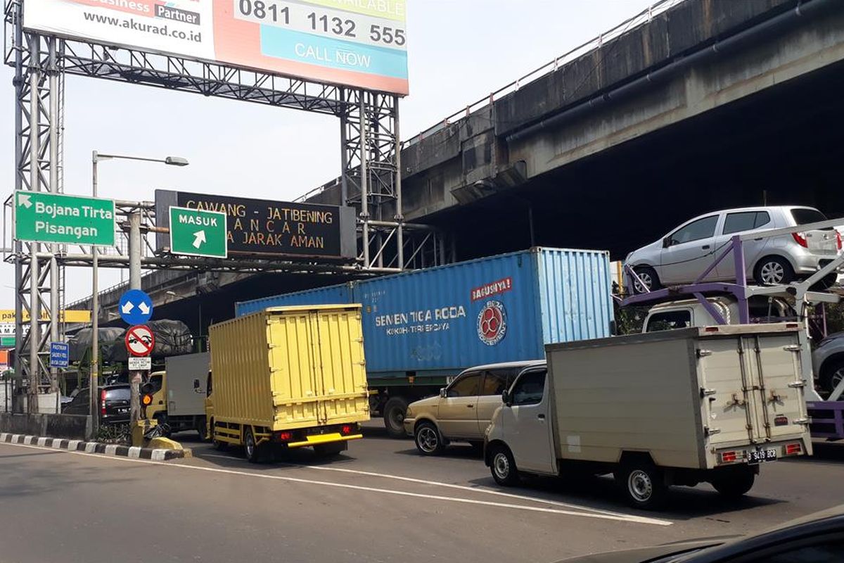 Olah TKP Kecelakaan Truk Pertamina Selesai, GT Rawamangun dan Jalan Tol Wiyoto Wiyono Kembali dibuka, Rabu (24/7/2019).