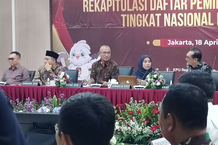 Ketua KPU Hasyim Asy'ari saat memimpin rapat pleno terbuka rekapitulasi Daftar Pemilih Sementara (DPS) 2024 di Kantor KPU, Selasa (18/4/2023).