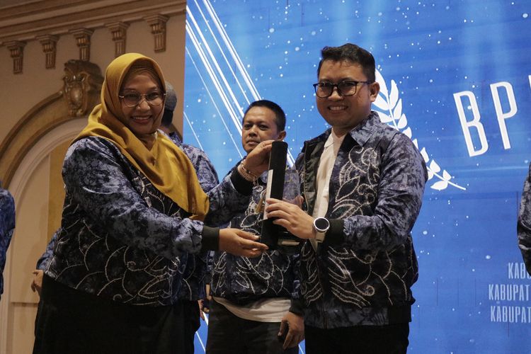 Dinas Pendidikan (Disdik) Kabupaten Hulu Sungai Tengah (HST) memborong empat penghargaan pada Anugerah Balai Penjaminan Mutu Pendidikan (BPMP) Awards 2024 di Grand QIN Hotel Banjarbaru, pada 2-3 Desember 2024.
