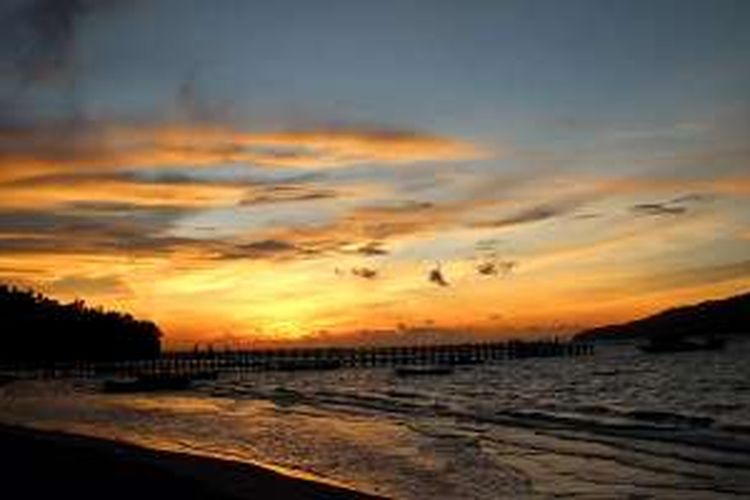 Suasana saat matahari terbenam (sunset) di Pantai Labuana, Kecamatan Sirenja, Kabupaten Donggala, Sulawesi Tengah.