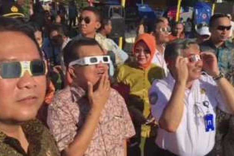 Wakil Presiden Jusuf Kalla menggunakan kacamata khusus saat menonton gerhana matahari total, Rabu (9/3/2016).