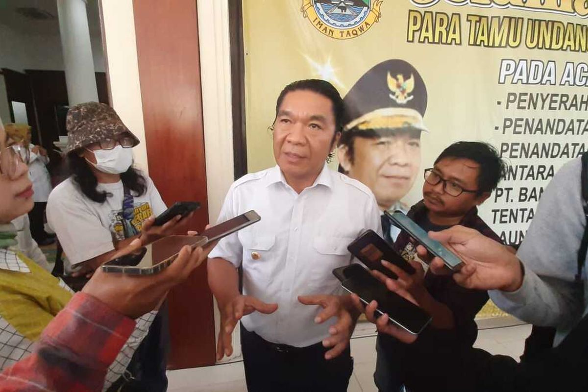Penjabat Gubernur Banten Al Muktabar mengungkapkan cara menekan Inflasi selama tahun 2022. Berbagai upaya dilakukan mulai dari gerakan tanam pangan cepat panen hingga gelar pasar murah