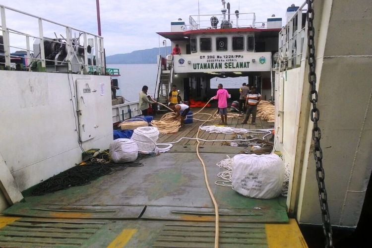 Hari ke-10 pencarian, tim SAR gabungan menurunkan pukat harimau ke Danau Toba, Rabu (27/6/2018) 