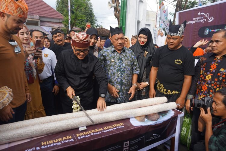 Bupati Banyuwangi Abdullah Azwar Anas sedang memotong tempe mongkleng yang memiliki panjang 2 meter pada Festival Tahu Tempe di Jalan Kalilo Banyuwangi, Jawa Timur. Festival ini digelar mulai Jumat (9/2/2018) hingga Selasa (13/2/2018), dari pukul 15.00-22.00 WIB.