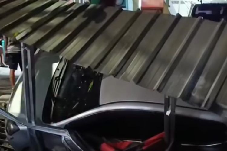 Mobil Jeblos ke Kali di Cengkareng Saat Hendak Keluar Parkir, Pemilik Ikut Terjatuh